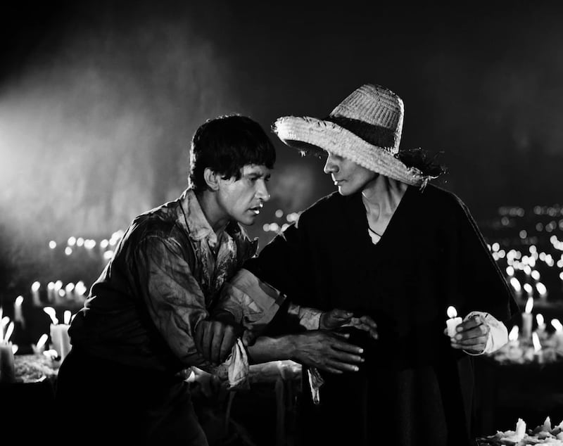 La experiencia sensorial que ofrece Tahona Mezcal Room celebra lo mejor de México: su cine, su bebida nacional y el talento de quienes han sabido preservar las tradiciones con orgullo y creatividad