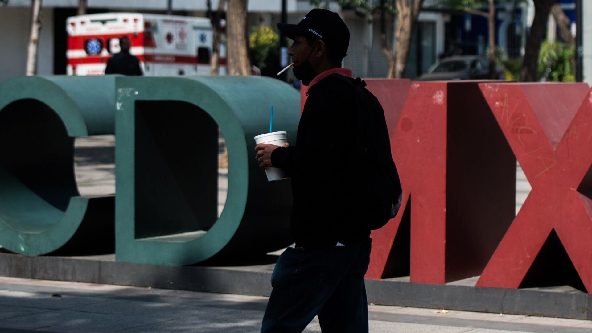 Pese a que la ley La ley antitabaco 2023 entro en vigor el pasado 15 enero, personas en la capital continúan fumando en espacios que consideran prohibido fumar como: centros de trabajo, centros comerciales, terrazas y parques.