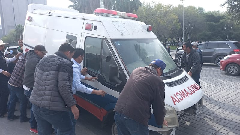 Una ambulancia inservible fue dejada en plena calle, a un lado del Palacio de Gobierno para demostrar que Agualeguas no tiene dinero para lo más esencial.