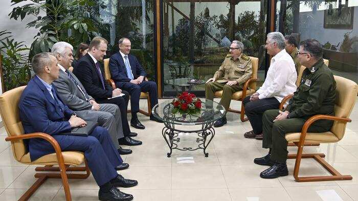 Presidente de Cuba, Miguel Díaz-Canel  y Raúl Castro con secretario de seguridad de Rusia.