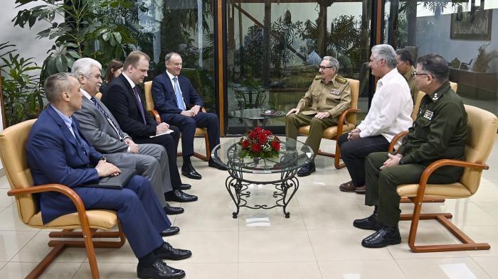 Presidente de Cuba, Miguel Díaz-Canel y Raúl Castro con secretario de seguridad de Rusia.