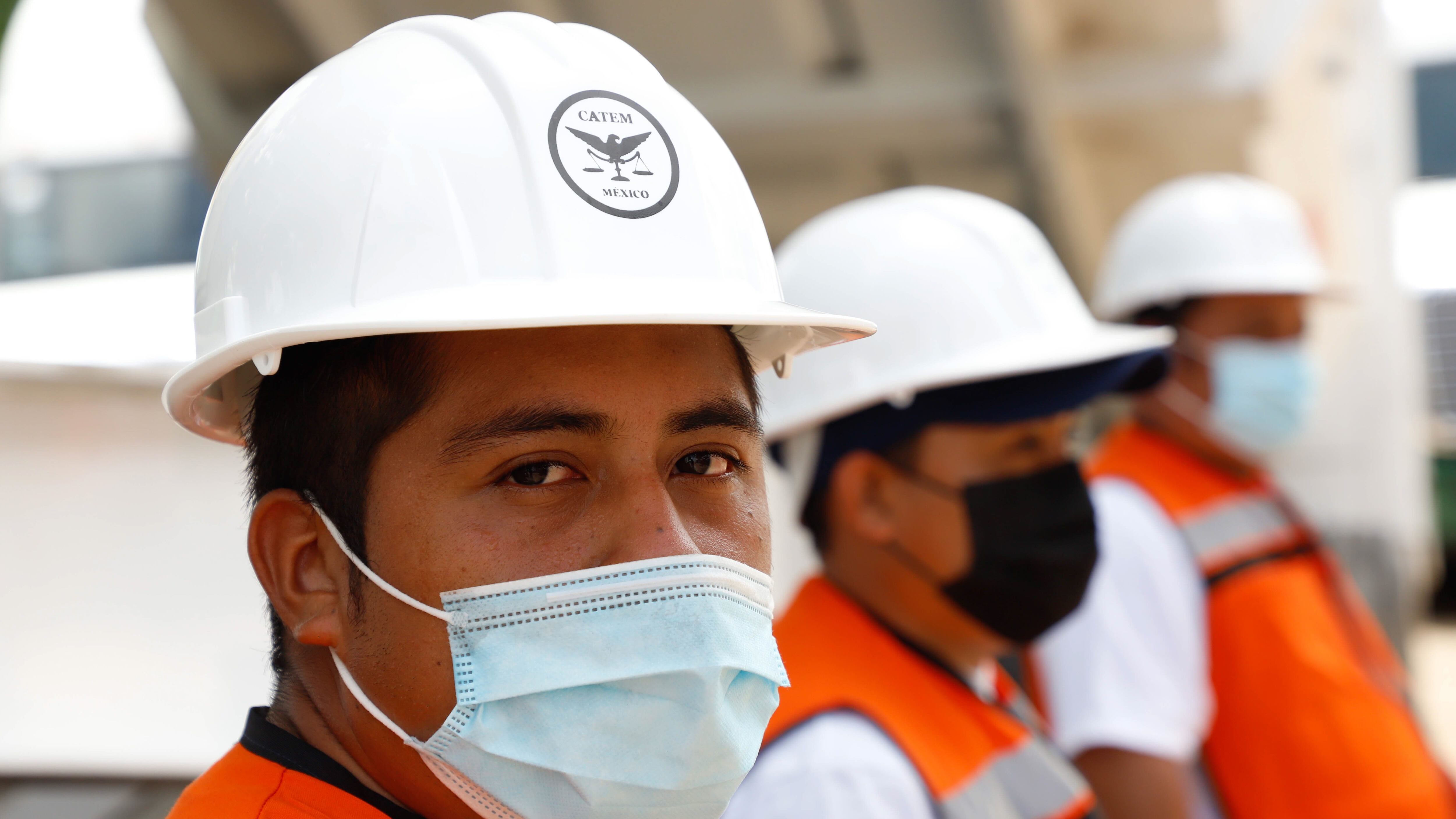 PROGRESO, YUCATÁN, 18JUNIO2021.- El Senador de la República y también Secretario General de la Confederación Autónoma de Trabajadores y Empleados de México (CATEM), Pedro Haces Barba; Guadalupe Phillips Margain, directora General Grupo ICA, y el gobernador de Yucatán, Mauricio Vila Dosal, supervisaron las unidades de carga que serán utilizadas para transportar el material conocido como Balasto, que servirá para amortiguar el peso de los durmientes de los tramos dos y tres del proyecto ferroviario del Tren Maya.
FOTO: MARTÍN ZETINA/CUARTOSCURO.COM