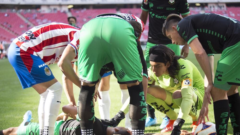Jugador de Santos Ronaldo Prieto queda noqueado tras recibir balonazo