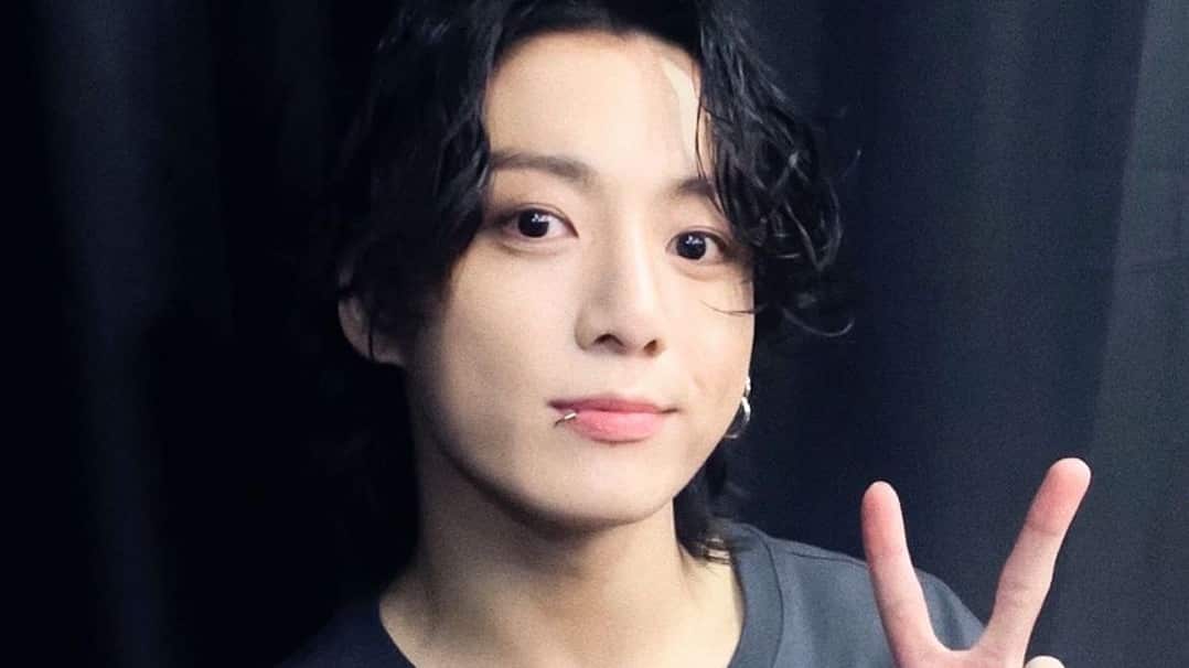 El idol surcoreano reapareció en redes y enloqueció a su fandom.