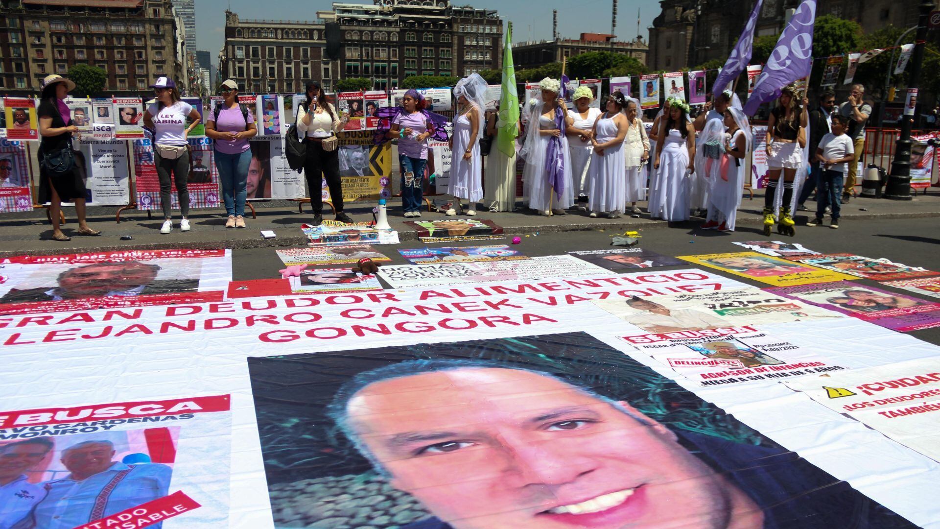 Mujeres de diferentes colectivos acudieron a realizar el tendedero de deudores alimentarios, frente al Palacio Nacional.