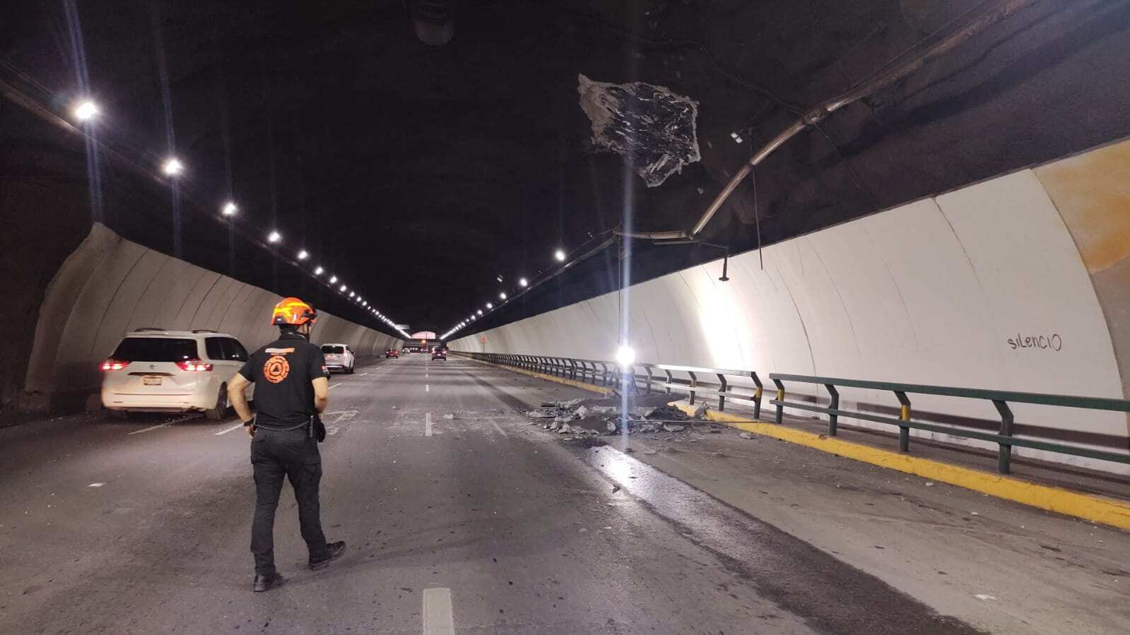 Los trozos de concreto que cayeron son de hasta tres metros.