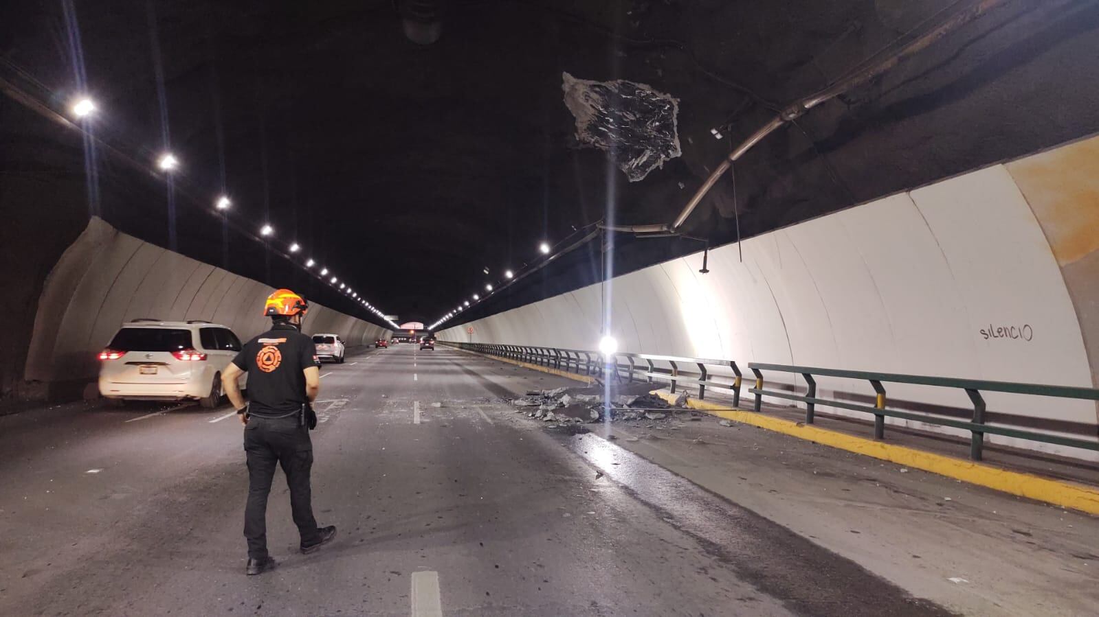 Los trozos de concreto que cayeron son de hasta tres metros.