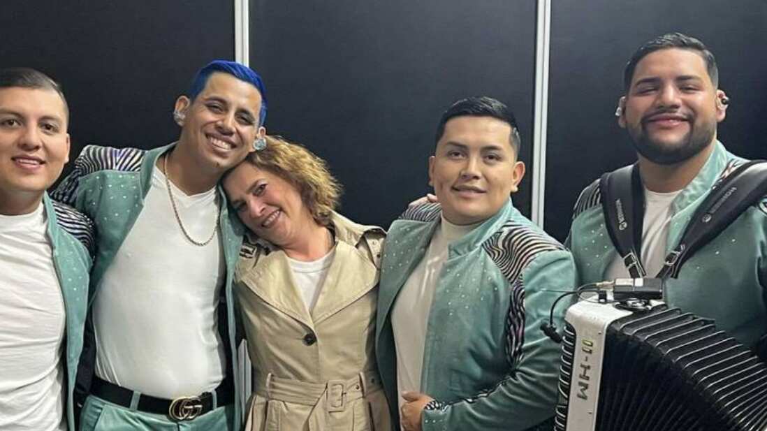 Se reunió con los integrantes de Grupo Firme. (Facebook)