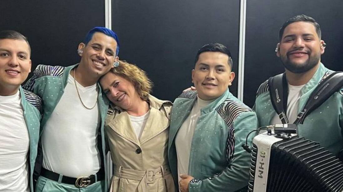 Se reunió con los integrantes de Grupo Firme. (Facebook)