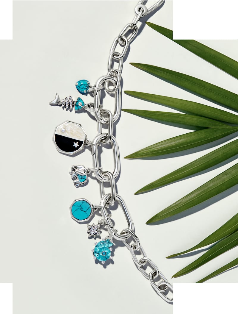 Azules profundos, turquesas brillantes y acentos coralinos que transforman charms, collares y brazaletes en piezas cargadas de historias, recuerdos y sueños de verano