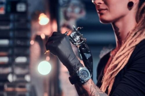 Ex de tatuadora apuñala a quien se quería tatuar tras confundirlo con el nuevo novio