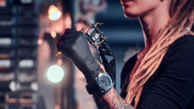 Va a tatuarse y el ex de la tatuadora lo confunde con su amante: lo apuñala y desata una tragedia