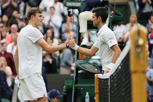 Djokovic debuta con triunfo en Wimbledon, Tsitsipas se va a casa