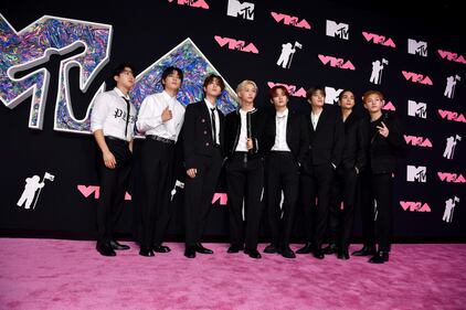 Grandes personalidades desfilan por la Alfombra Rosa de los MTV VMAs.