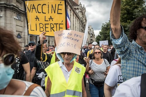 Protestas crecen en Francia contra pase sanitario de Emmanuel Macron