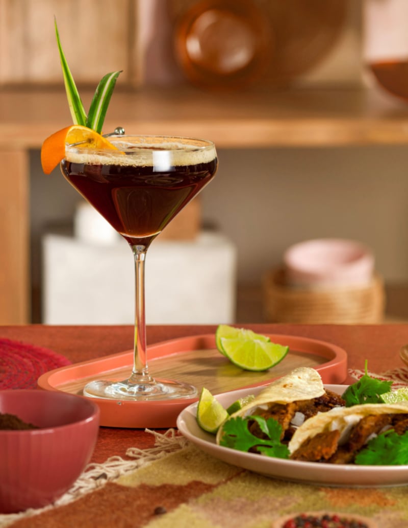 Te compartimos recetas fáciles y deliciosas para preparar con mezcal, ideales para disfrutar entre amigos, en la playa o en casa con mucho estilo