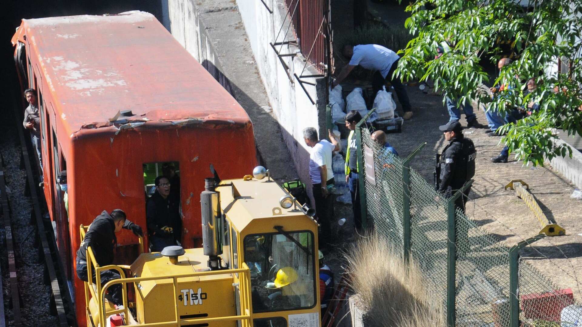 Retiro del vagón impactado la mañana del sábado 7 de enero en la L3 del Metro CDMX. Foto: Cuartoscuro
