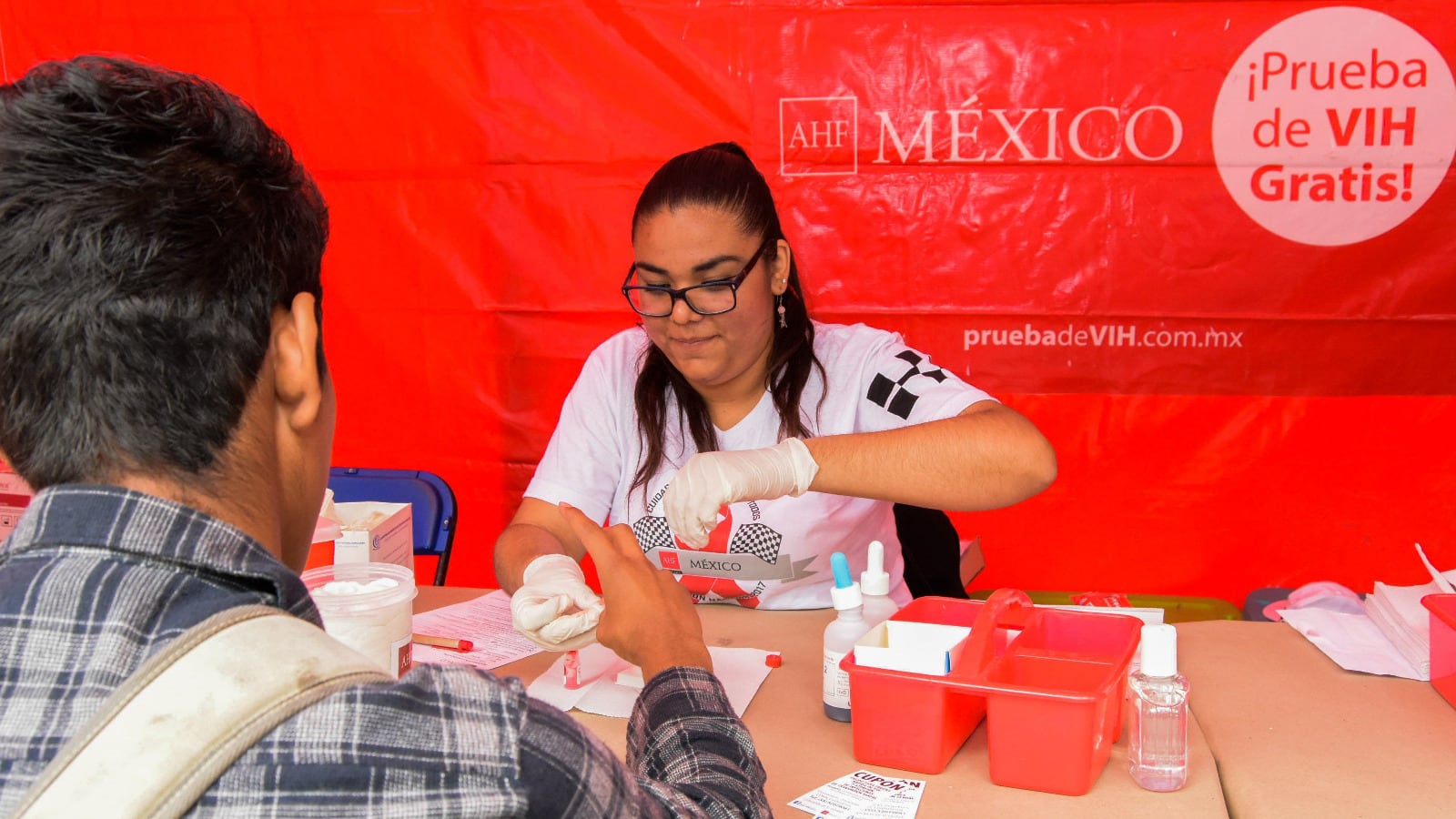 4 de cada 10 pacientes no logran suprimir al VIH y, ello, desata un costo equivalente a tres años y medio de salario por cada crisis hospitalaria derivada de infecciones oportunistas.