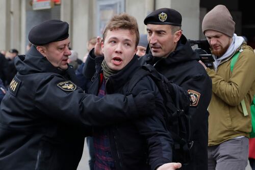 Periodista opositor  es detenido en Bielorrusia tras forzar aterrizaje