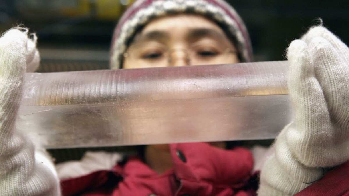 Científica analiza una muestra de hielo antiguo encontrado en la Antártida. Foto: Getty Images