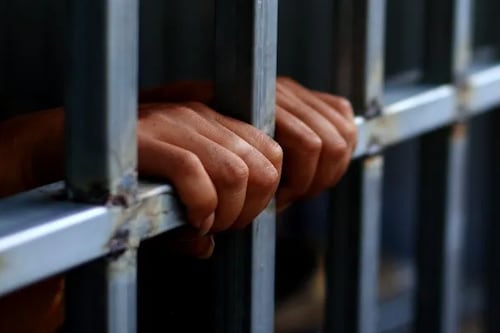 Asesino de niñas muere tras ser atacado en prisión