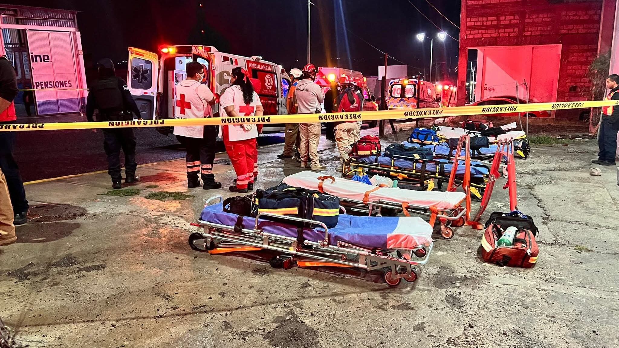 Tras un incendio en un centro de rehabilitación en San José Iturbide, la Fiscalía estatal investiga la muerte de 12 personas y brinda atención a los familiares de las víctimas.