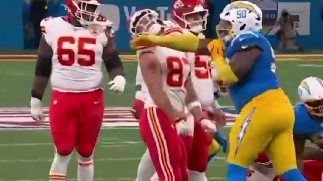 Teair Tart golpeó en el rostro a Travis Kelce.