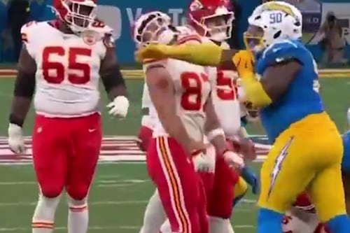 VIDEO: Jugador de Chargers golpea en el rostro a Travis Kelce y swifties lo insultan en redes