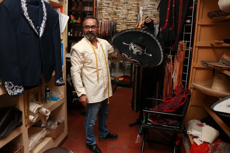 En este mes patrio muchos se vestirán de charro, pero sabes cuánto uno a la medida y hecho para ocasiones especiales, aquí te lo decimos
