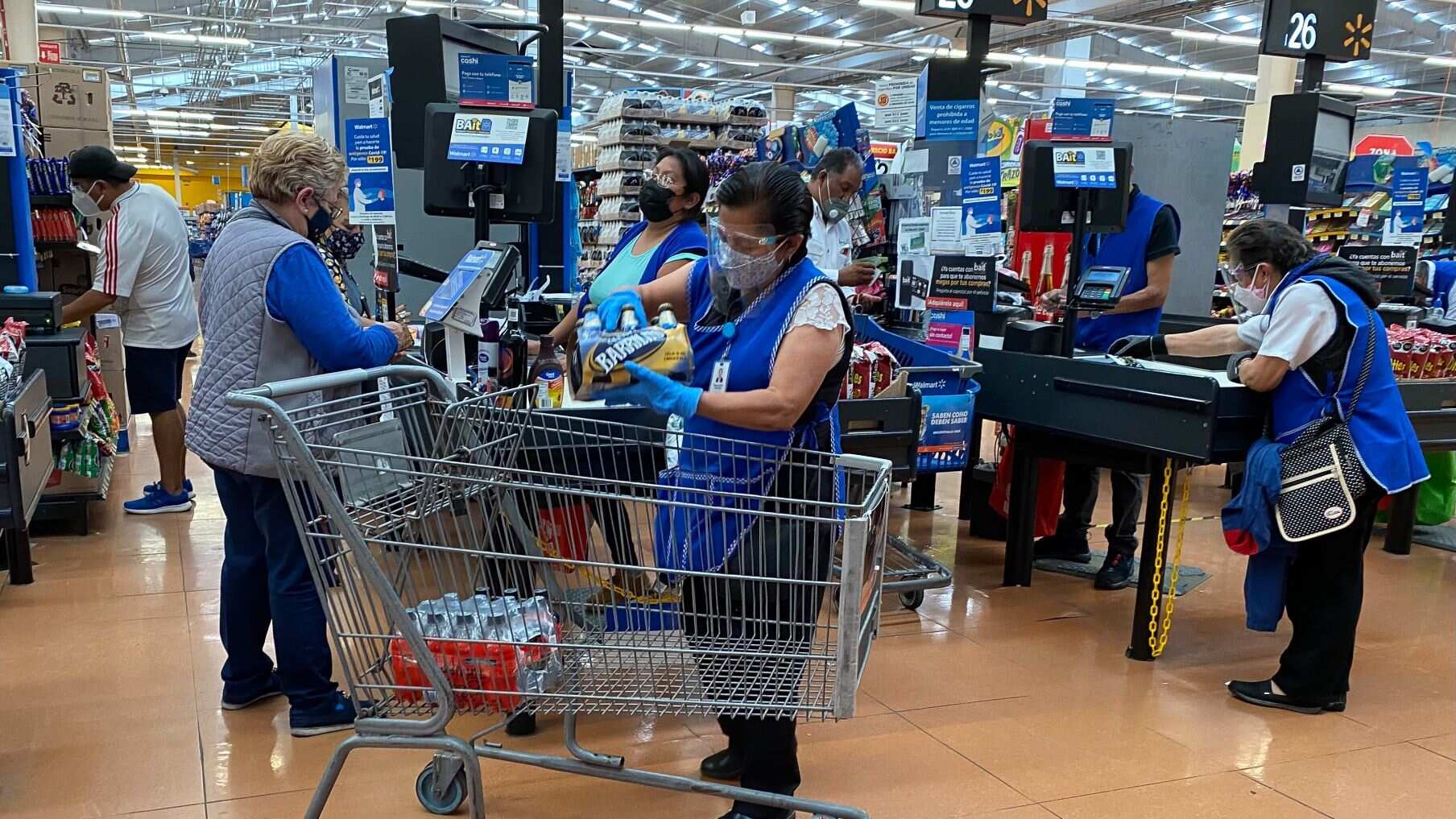 La confianza del consumidor sumó cuatro meses consecutivos de retrocesos, destacó el Inegi.