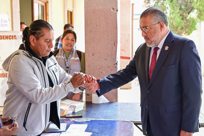 Delfina Gómez y Horacio Duarte emiten su voto en Texcoco
