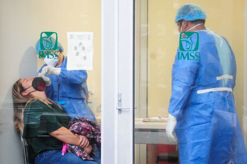 Médicos del IMSS aplican la prueba de detección de Covid-19.