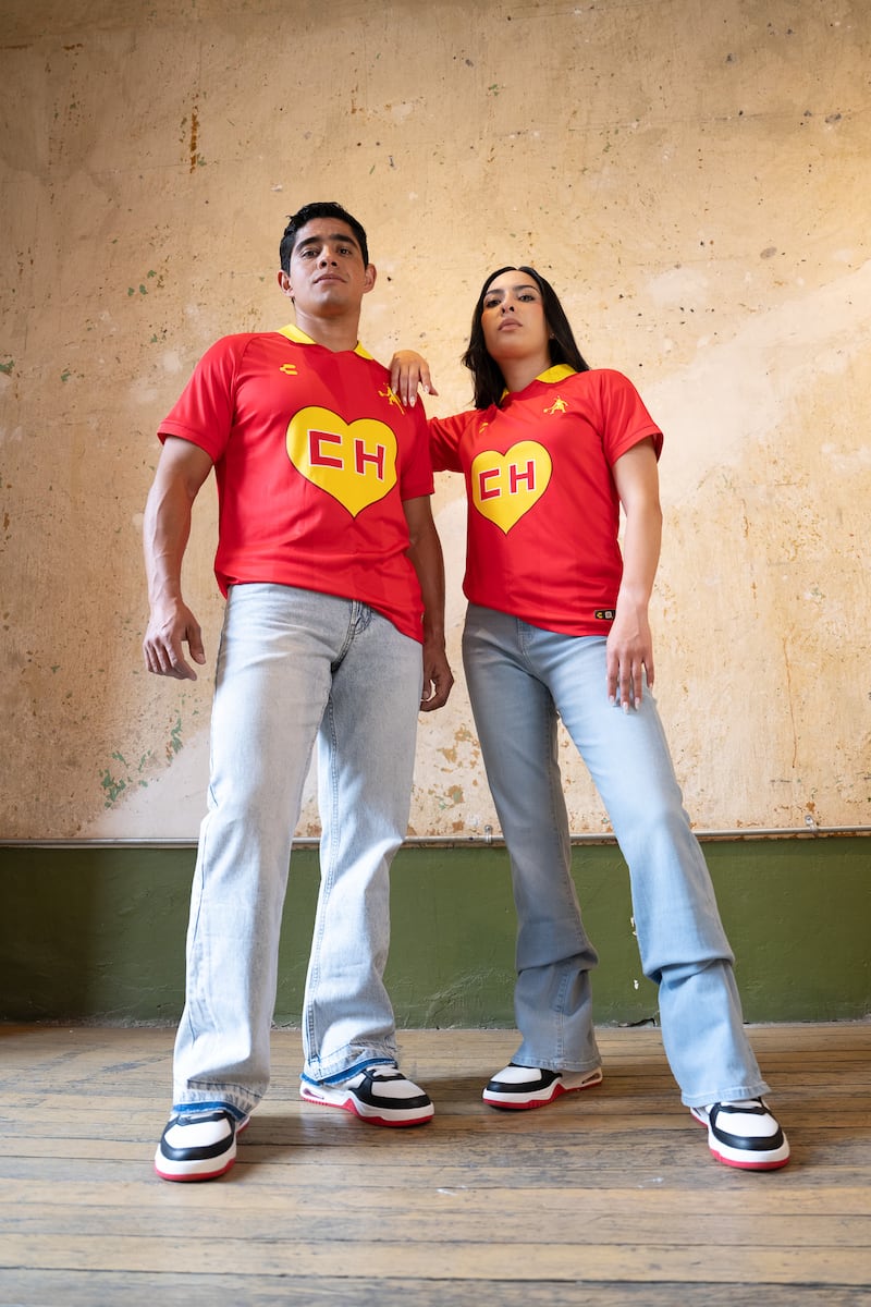 Jerseys, sudaderas, tenis y accesorios inspirados en el icónico personaje de Chespirito buscan conquistar a los aficionados con una mezcla de nostalgia, estilo y espíritu de superación