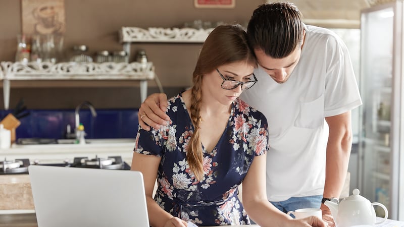 Estrés financiero golpea a 37% de adultos en México