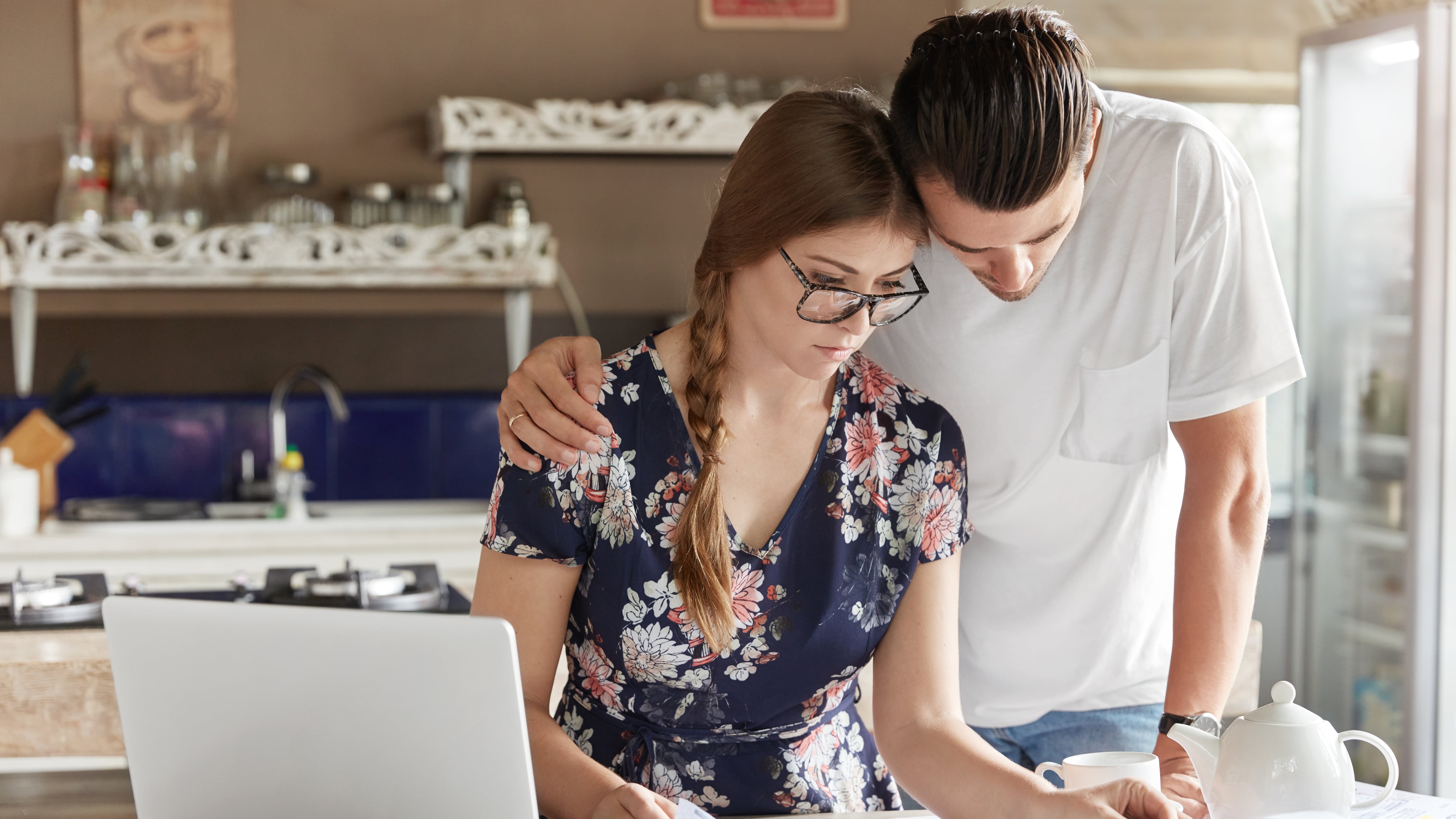 El dinero es una de las principales causas de conflicto en la vida en común, por lo que es importante hablar de ingresos, deudas, gastos y metas. Foto: Freepik.