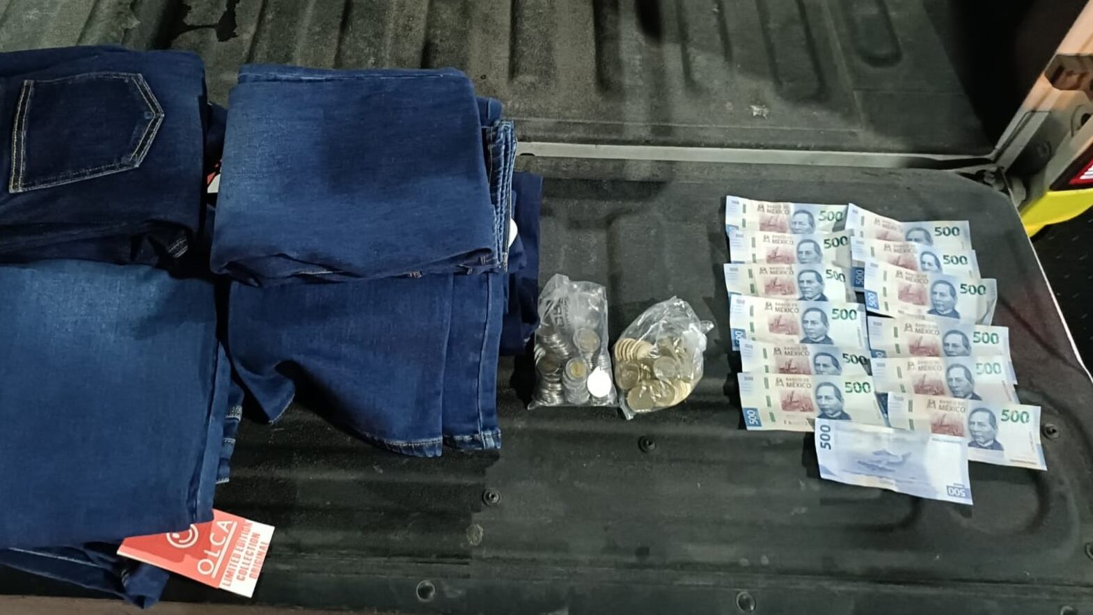 El botín consistía en 10 pantalones de mezclilla y 7 mil 450 pesos.