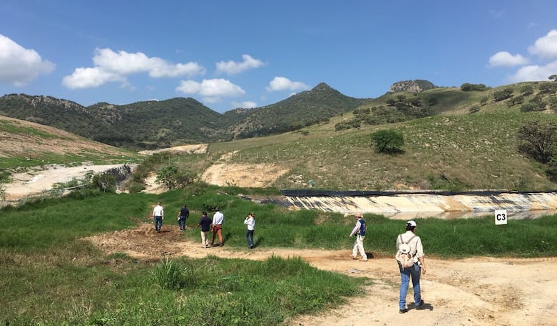 Los colectivos acusan que los lixiviados terminan permeando el subsuelo, entran a la corriente del arroyo Milpillas y finalmente acaban en el Río Santiago.