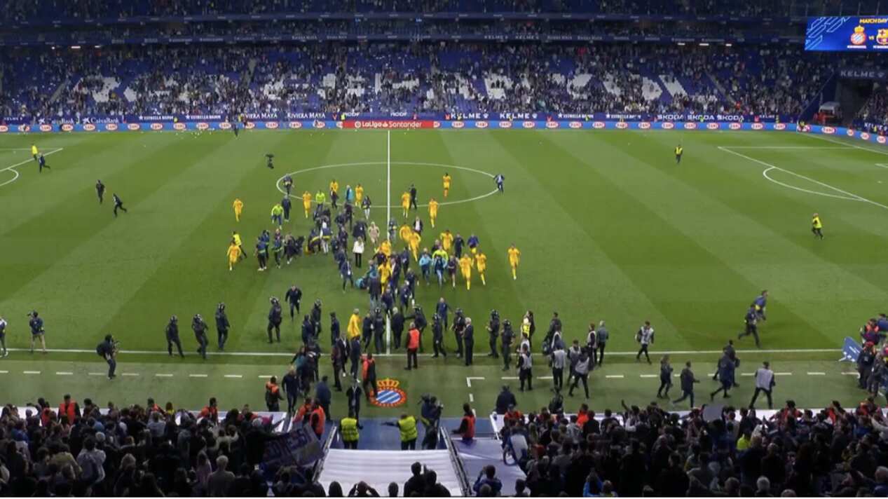 El conjunto blaugrana terminó huyendo del campo de juego