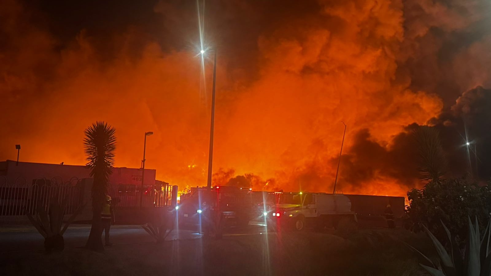 Protección Civil de Nuevo León sigue trabajando en la contención.