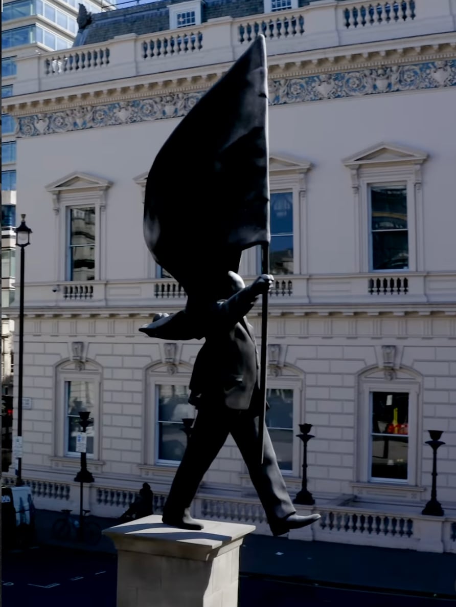 El enigmático artista urbano Banksy volvió a captar la atención mundial tras instalar de forma sorpresiva una nueva escultura en el centro de Londres. Foto: Banksy.