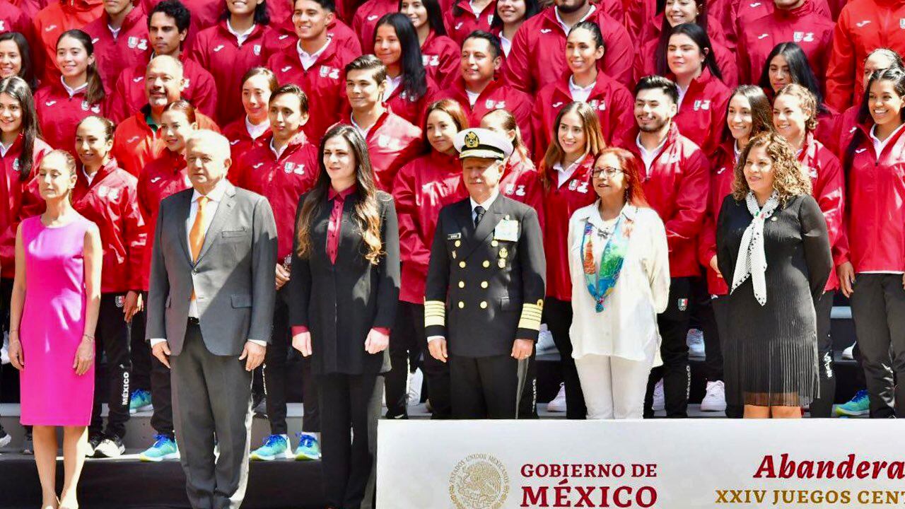 AMLO y Ana Guevara encabezaron la ceremonia de abanderamiento.