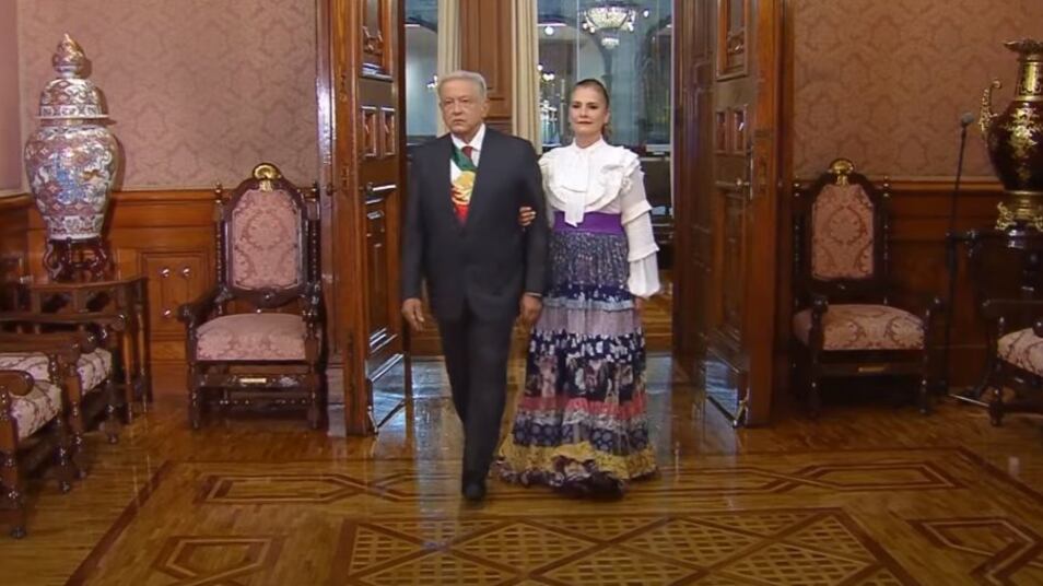 La esposa del presidente optó en esta ocasión por una blusa blanca y una falda estampada.