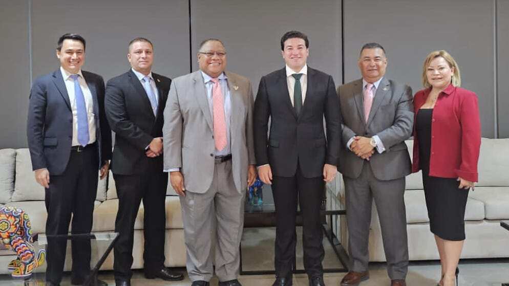 Autoriddes del Consulado de Estados Unidos y de la patrulla fronteriza se reunieron con Samuel García.