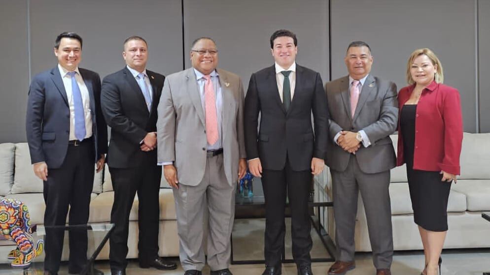 Autoriddes del Consulado de Estados Unidos y de la patrulla fronteriza se reunieron con Samuel García.