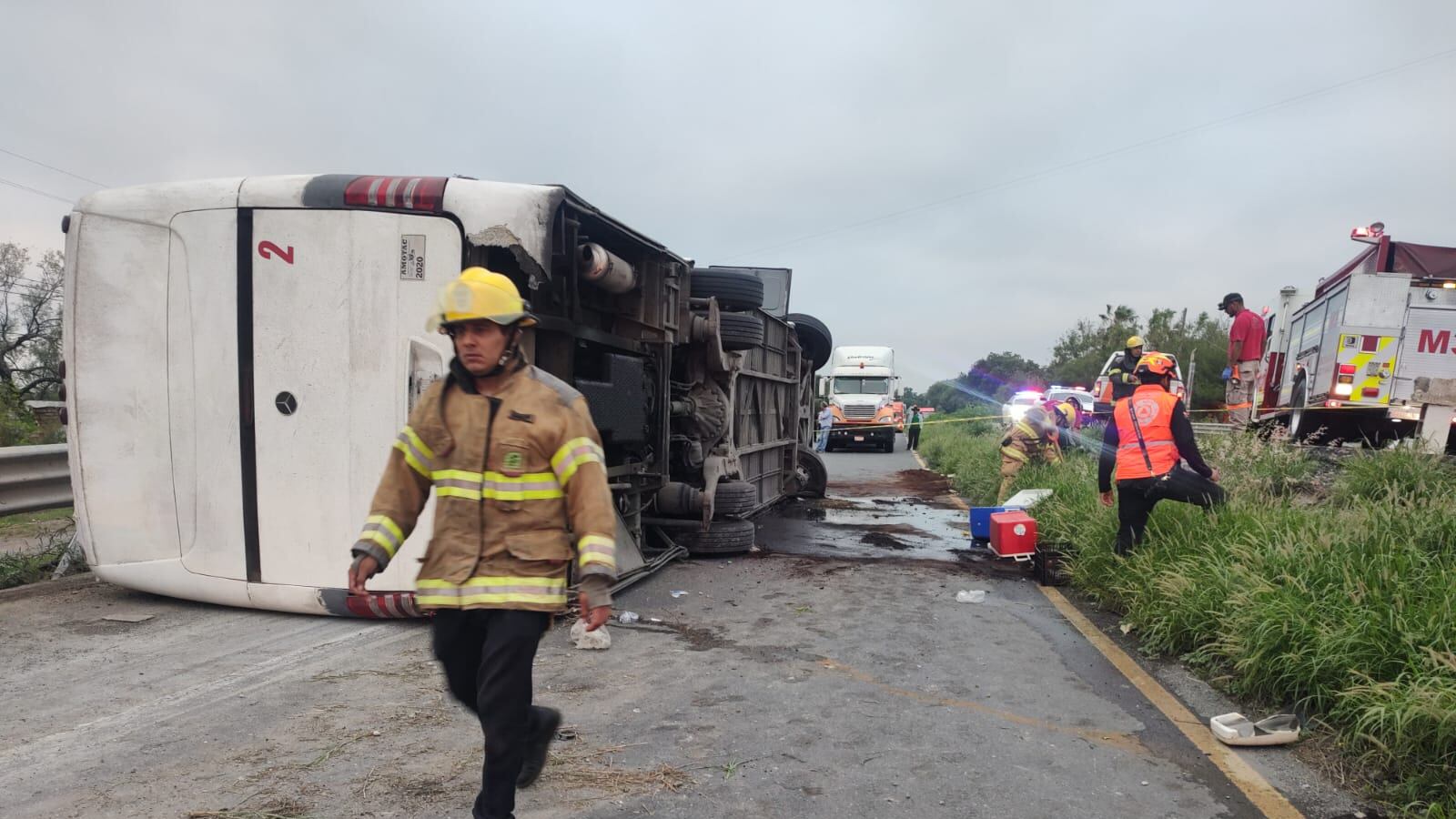 El autobús permanecía volcado obstruyendo la carretera hacia Monterrey.