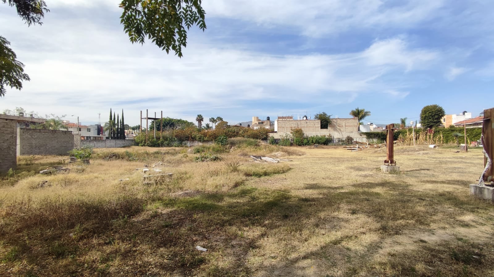 El predio mide más de cuatro mil metros cuadrados; los vecinos han pedido por años se construya la escuela que se dijo, debería estar en el sitio, según los Planes Parciales de Desarrollo.