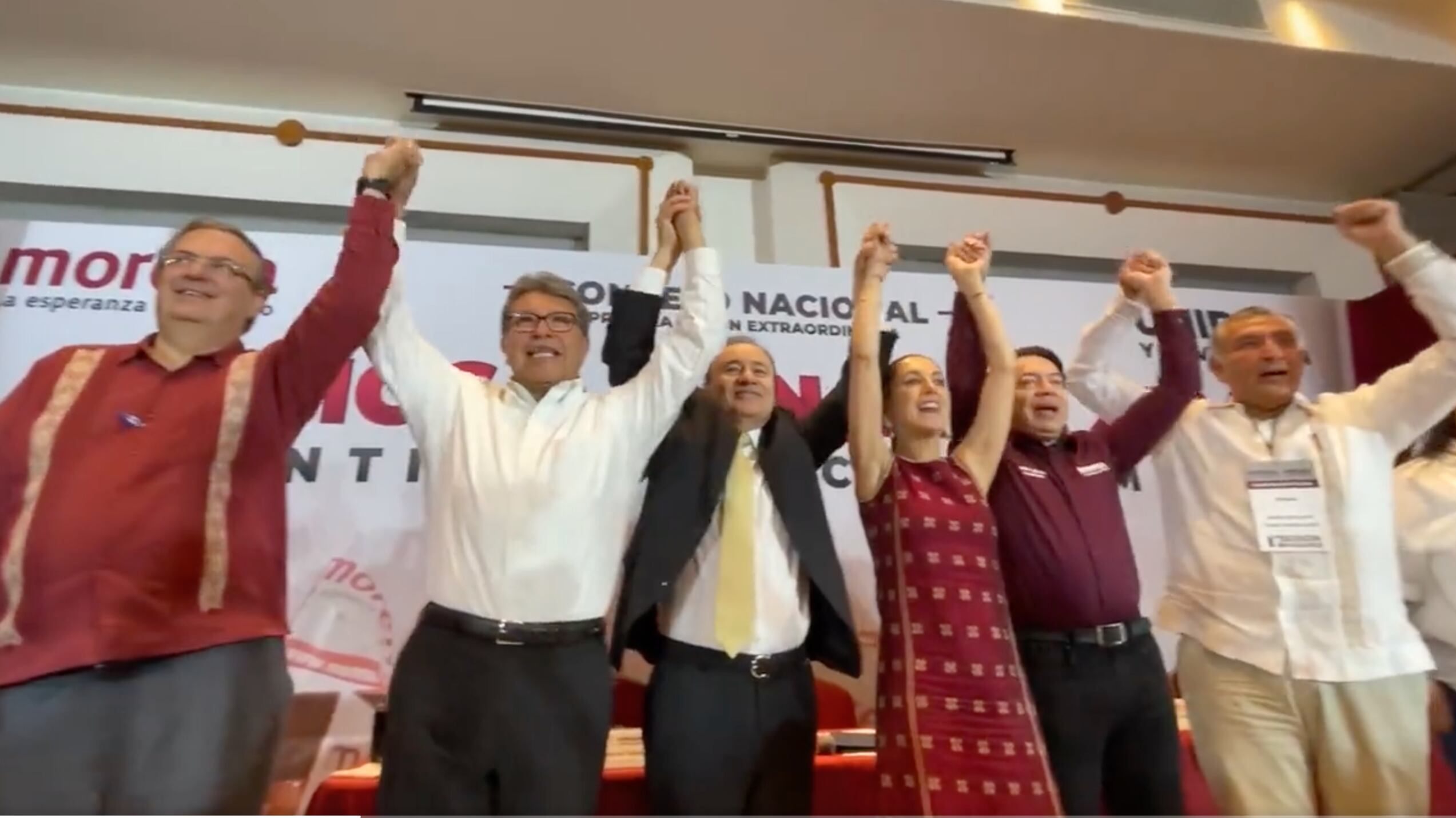 Los aspirantes a la presidencia cerraron filas y gritaron unidad al unísono.