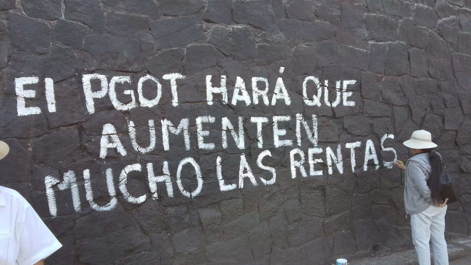 Opositores a la aprobación del PGOT protestaron a las afueras del Estadio Azteca.
