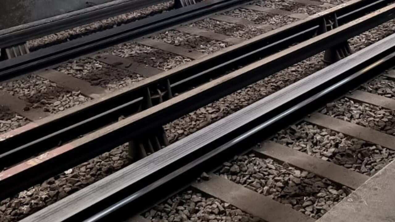 Hallan más de 740 celulares y casi 300 audífonos en las vías del Metro