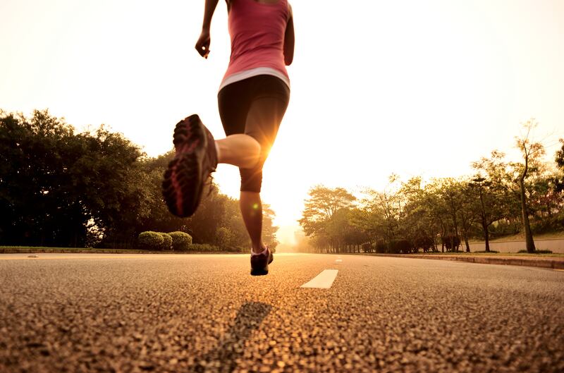 Este deporte es excelente para aquellas personas que buscan realizar una actividad que se adecue a sus tiempos mientras genera altos beneficios a su salud